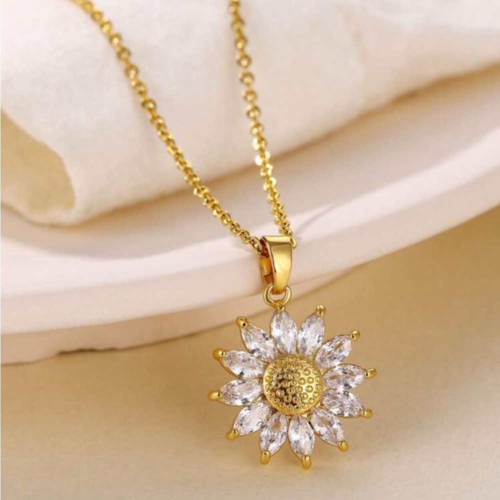 Elegant Gold Flower Pendant Necklace